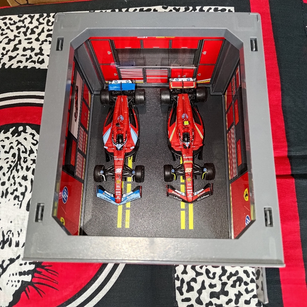 Pit Crew Paddock Display #55 Carlos Sainz HP Ferrari 1/43 Bburago Formula 1
